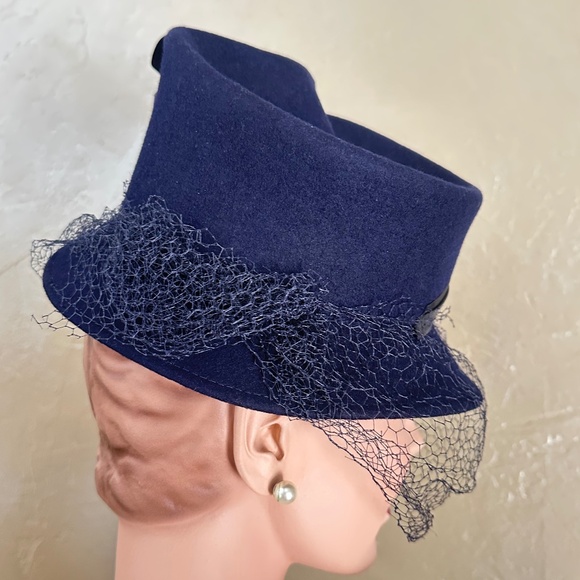DISTINGUISHED 1940's NAVY TILT FELT HAT - INDENTED CYLINDRICAL CROWN & VEIL - Picture 8 of 13